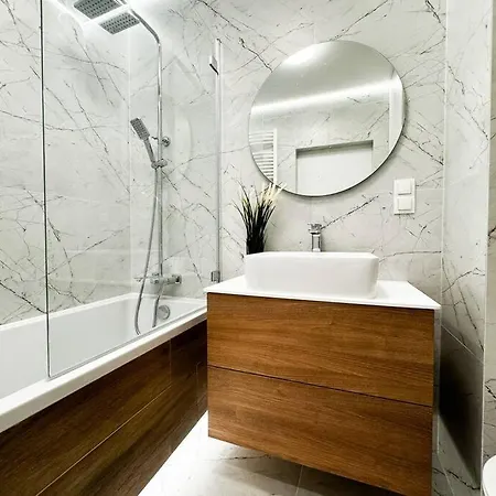 Balcony & Parking, Modern Elegant Apartment! Near Tram Вроцлав
