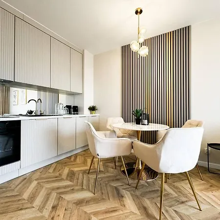 Апартаменты Balcony & Parking, Modern Elegant Apartment! Near Tram *
