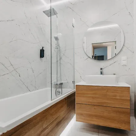 Апартаменты Balcony & Parking, Modern Elegant Apartment! Near Tram