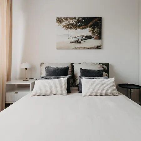 Balcony & Parking, Modern Elegant Apartment! Near Tram Апартаменты *