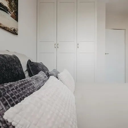 Balcony & Parking, Modern Elegant Apartment! Near Tram Апартаменты Вроцлав