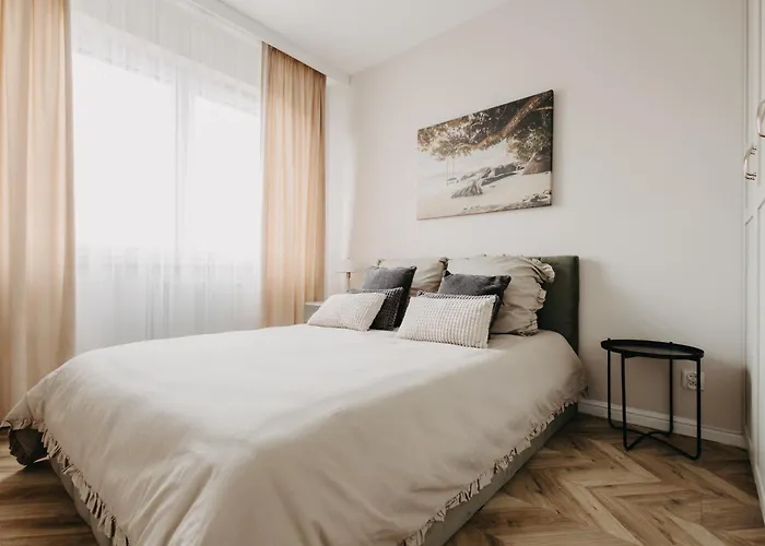 Balcony & Parking, Modern Elegant Apartment! Near Tram Apartment