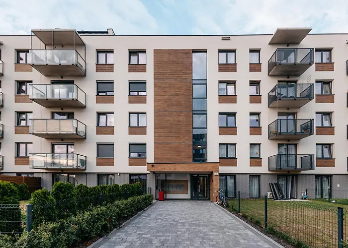 Apartment Balcony & Parking, Modern Elegant Apartment! Near Tram