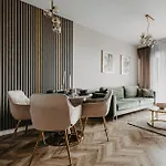 Balcony & Parking, Modern Elegant Apartment! Near Tram Apartamento *