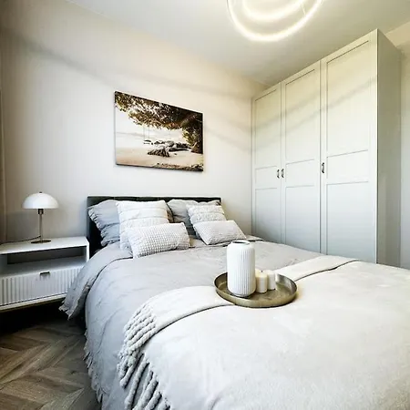 Balcony & Parking, Modern Elegant Apartment! Near Tram