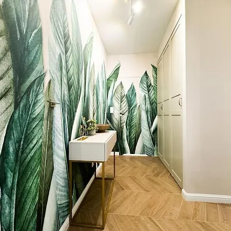 Balcony & Parking, Modern Elegant Apartment! Near Tram