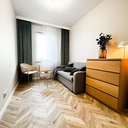 Apartment Balcony & Parking, Modern Elegant Apartment! Near Tram *