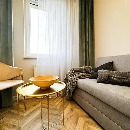 Balcony & Parking, Modern Elegant Apartment! Near Tram