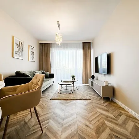 Balcony & Parking, Modern Elegant Apartment! Near Tram Wroclaw