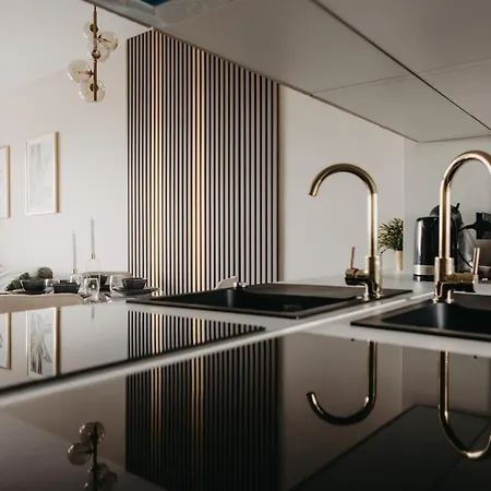 Balcony & Parking, Modern Elegant Apartment! Near Tram Wrocław