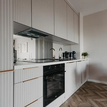 Balcony & Parking, Modern Elegant Apartment! Near Tram Apartamento