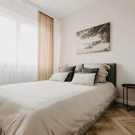 Balcony & Parking, Modern Elegant Apartment! Near Tram Apartamento