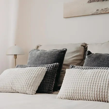 Balcony & Parking, Modern Elegant Apartment! Near Tram Wrocław